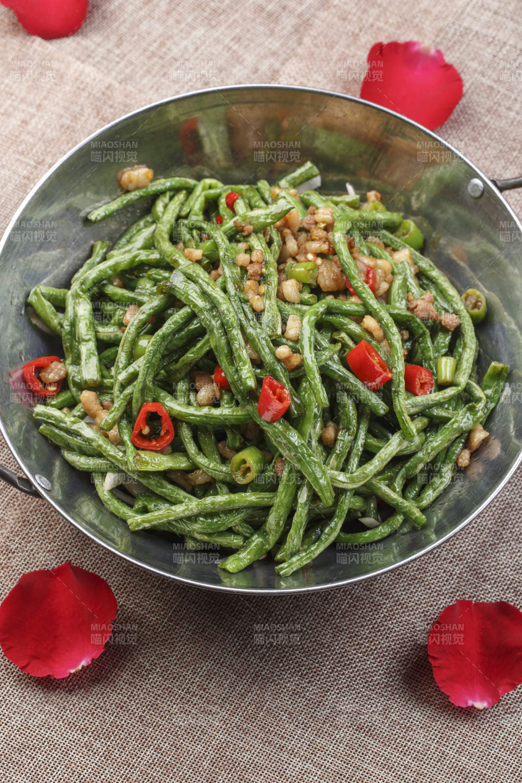 不锈钢铁锅装的香辣锅仔豇豆图片