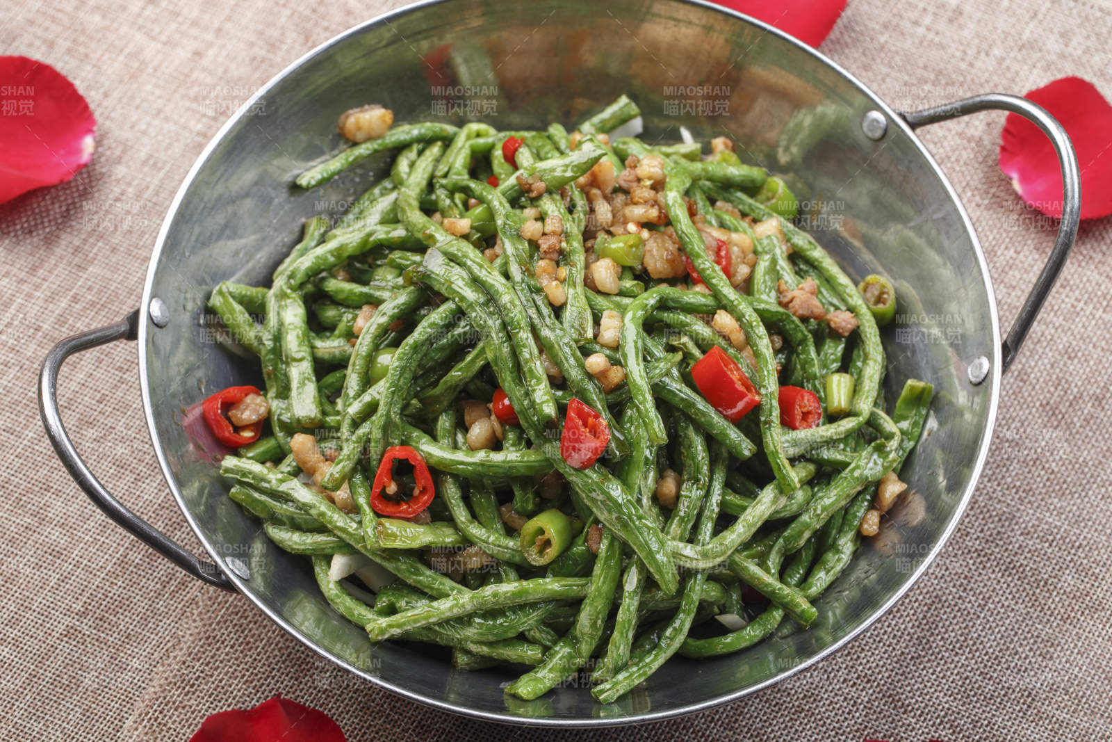 不锈钢铁锅装的香辣锅仔豇豆图片