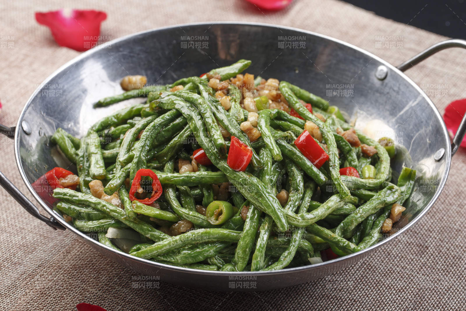 不锈钢铁锅装的香辣锅仔豇豆图片