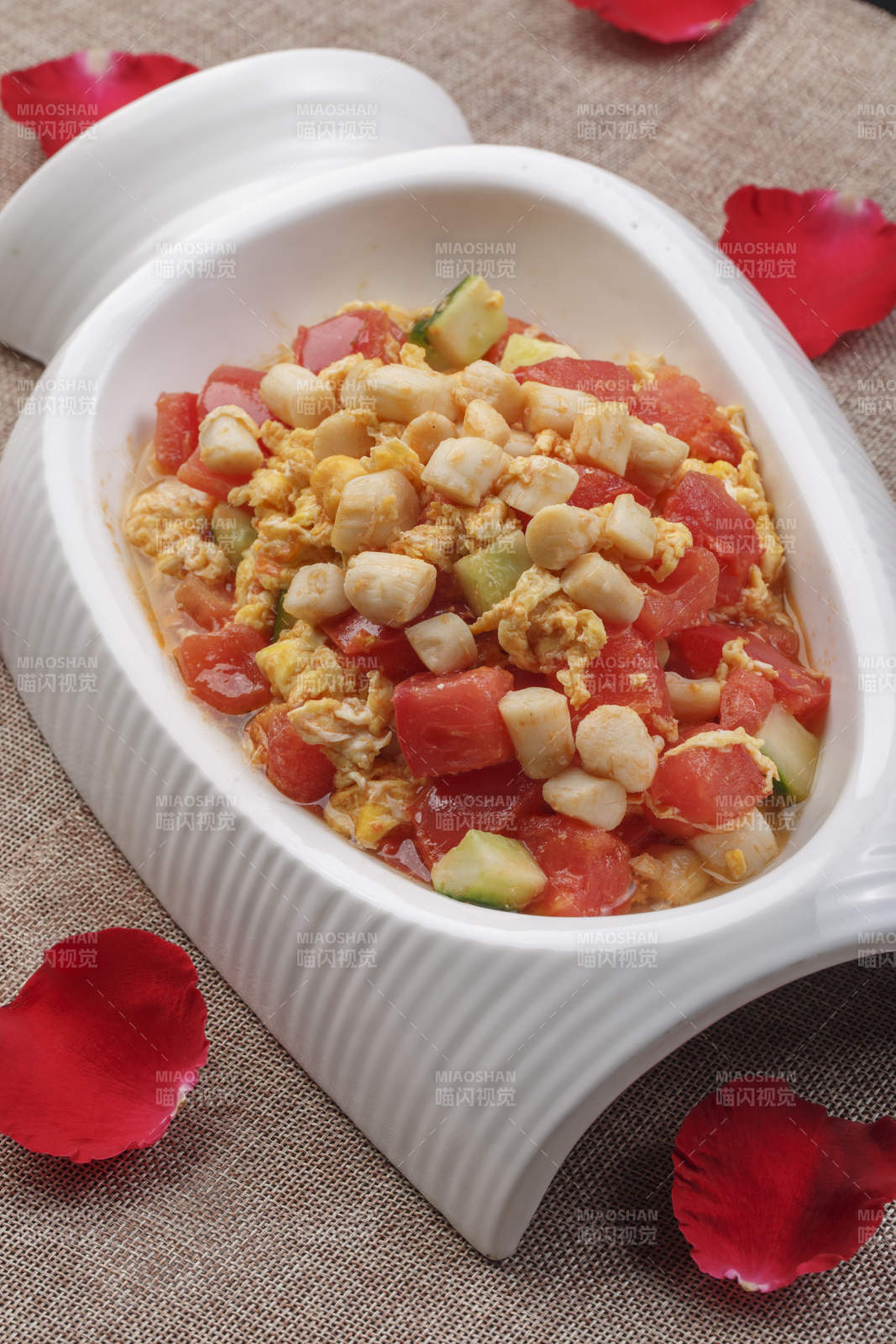 白色异形瓷盘装的西红柿鸡蛋爆鸡丁图片