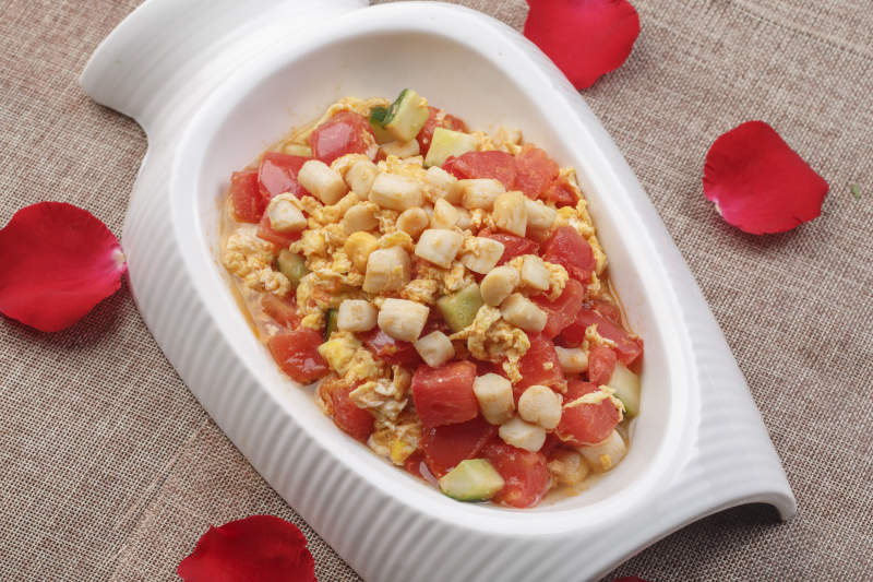 白色异形瓷盘装的西红柿鸡蛋爆鸡丁图片