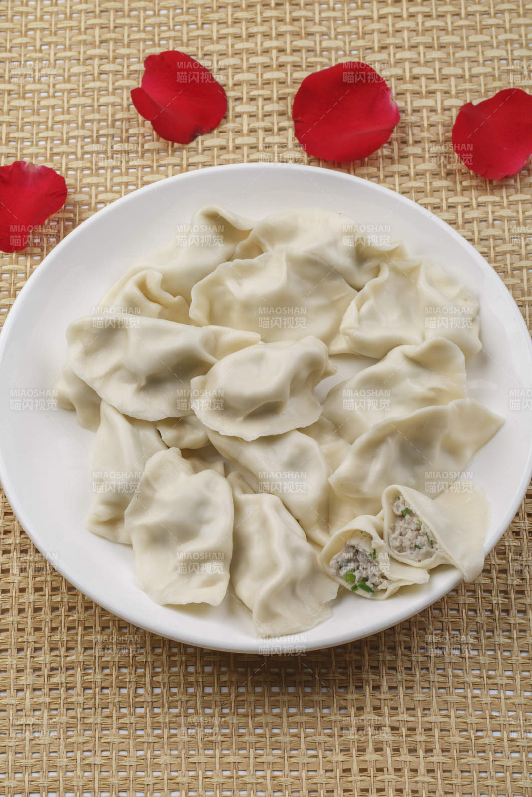 白色瓷盘装的现出锅的海鲜饺子图片