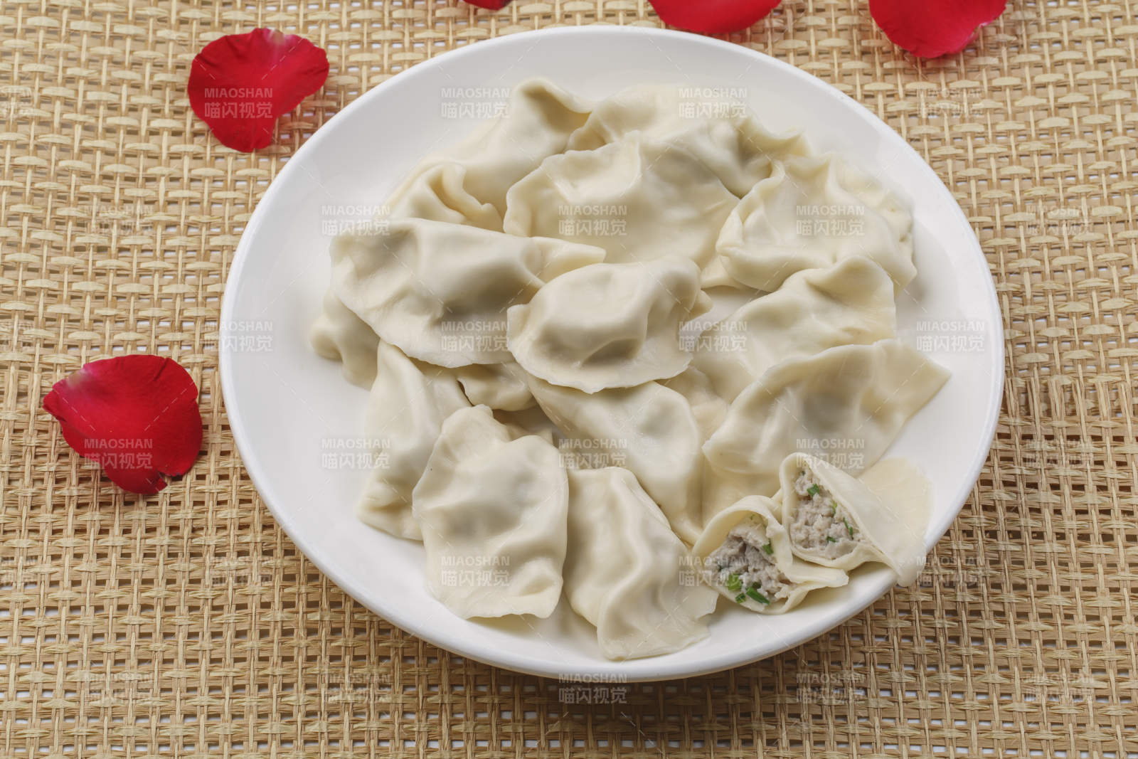 白色瓷盘装的现出锅的海鲜饺子图片