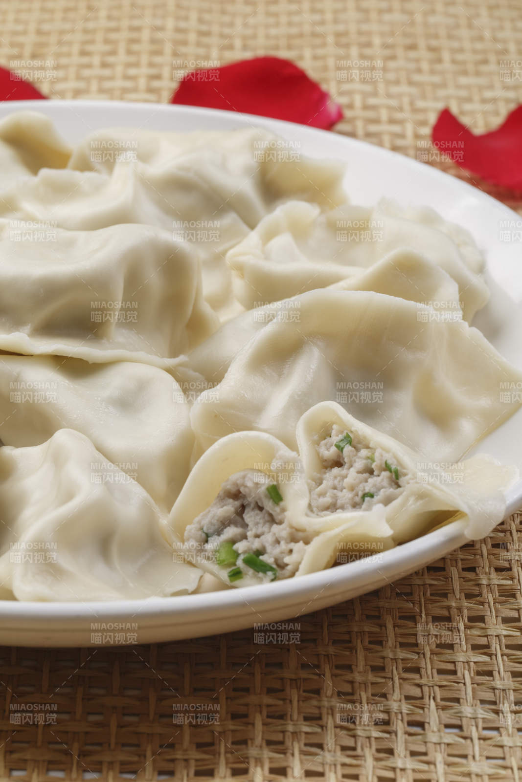 白色瓷盘装的现出锅的海鲜饺子图片