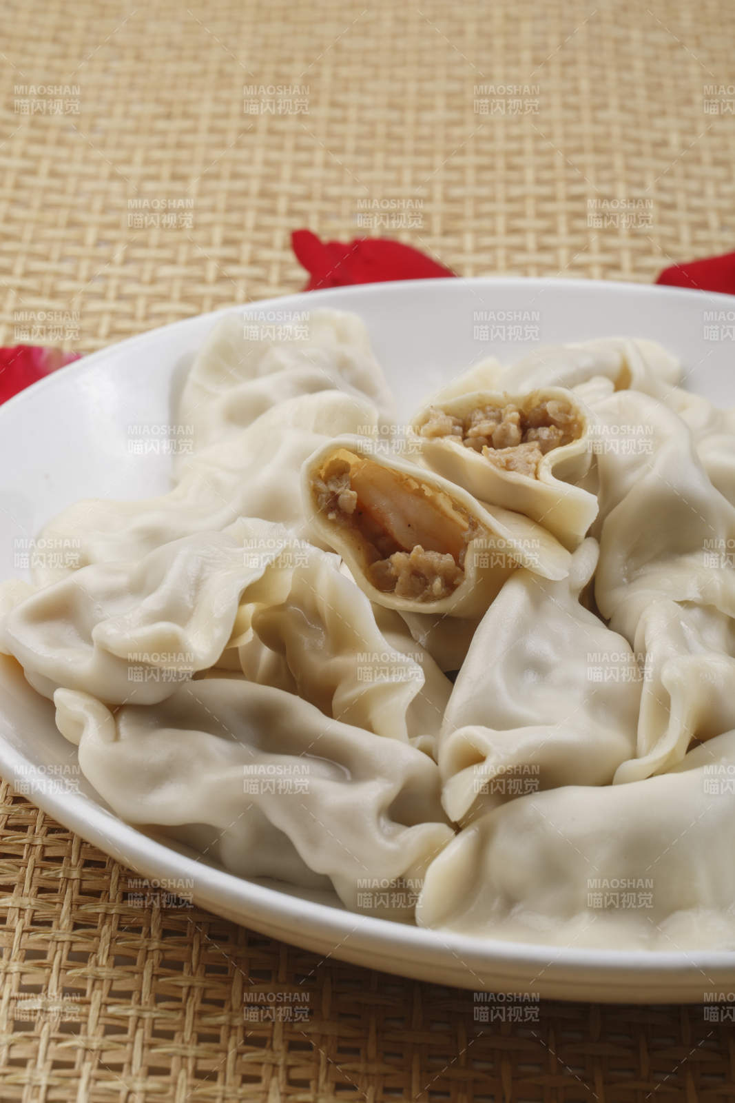 白色瓷盘装的现出锅的海鲜饺子图片