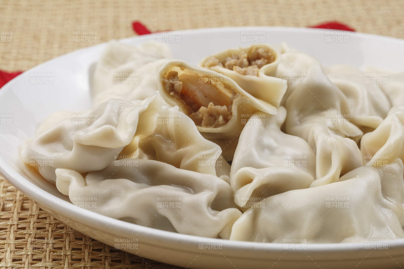 白色瓷盘装的现出锅的海鲜饺子图片