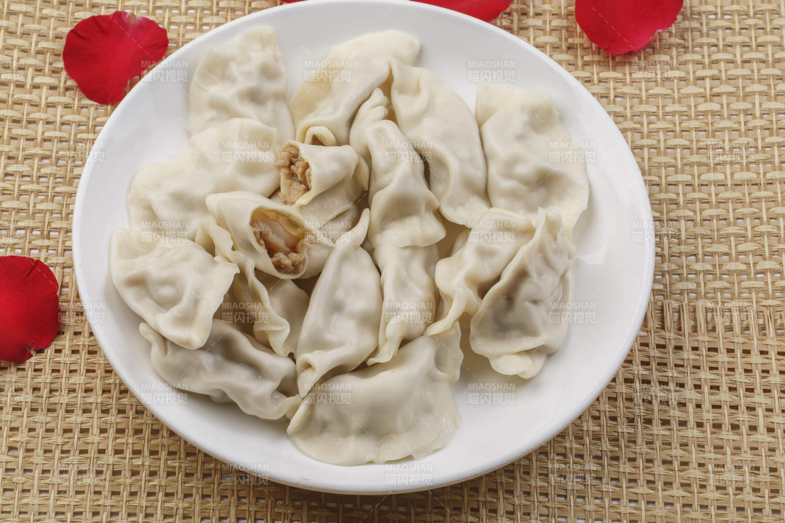 白色瓷盘装的现出锅的海鲜饺子图片