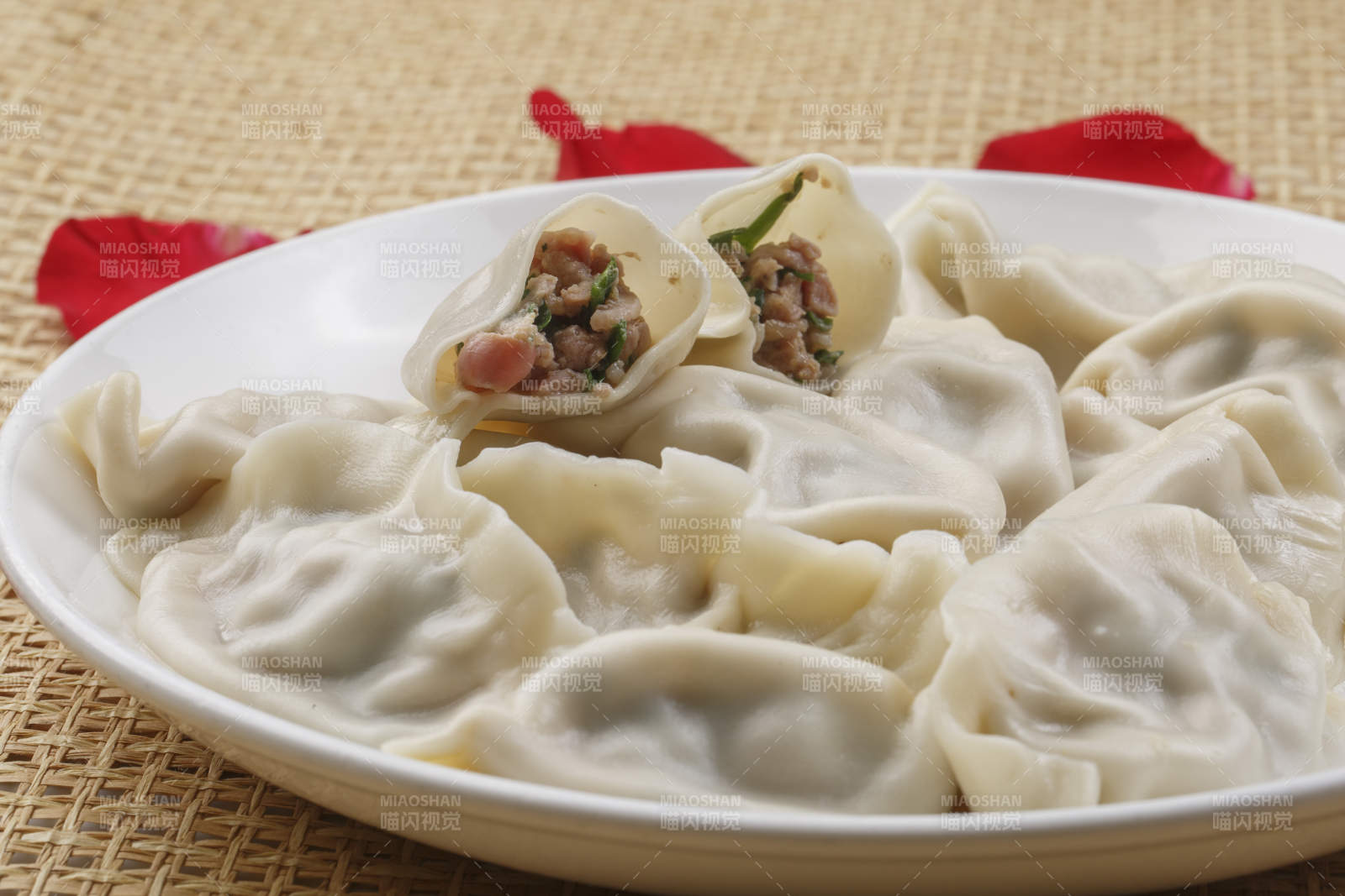 白色瓷盘装的现出锅的海鲜饺子图片