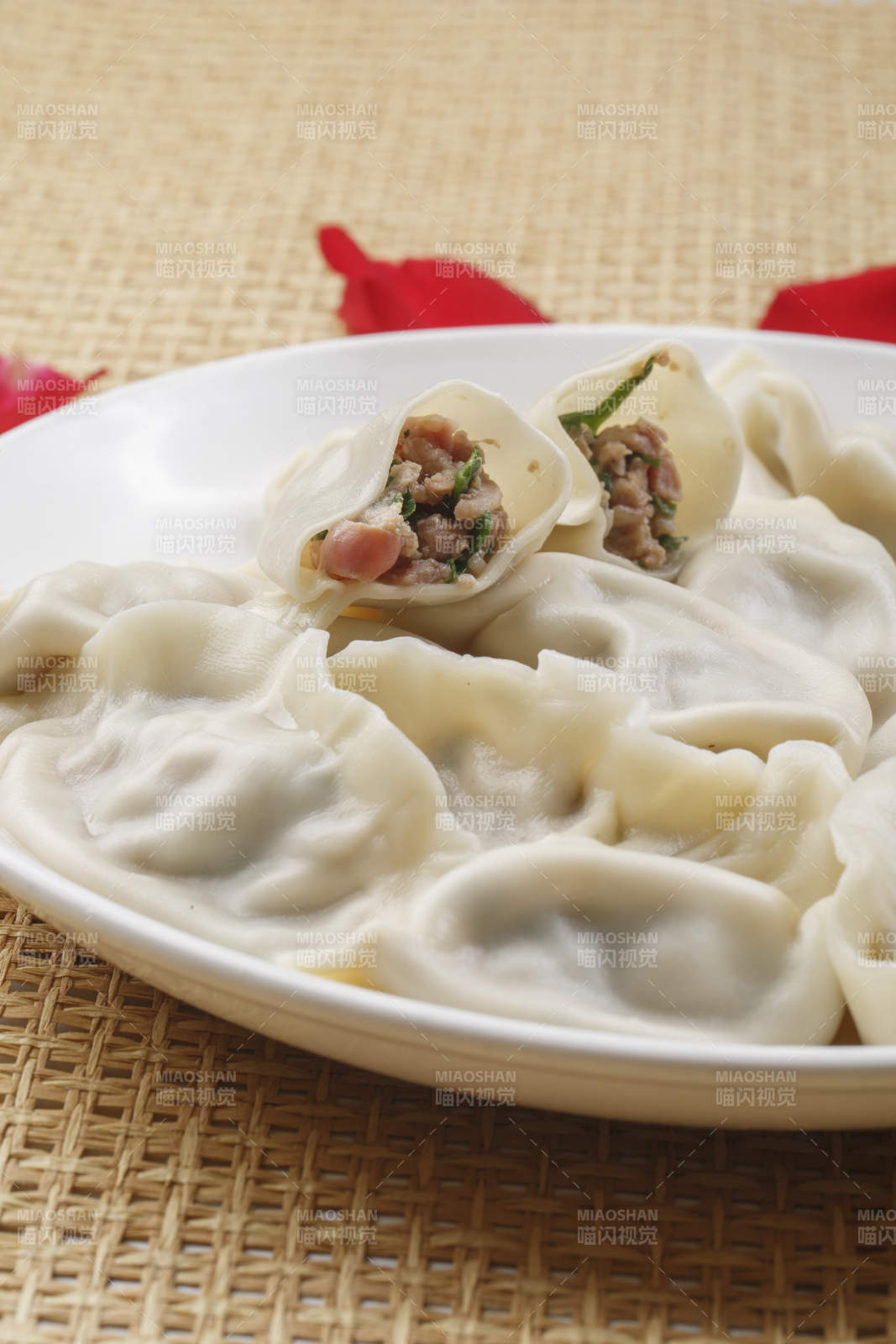 白色瓷盘装的现出锅的海鲜饺子图片