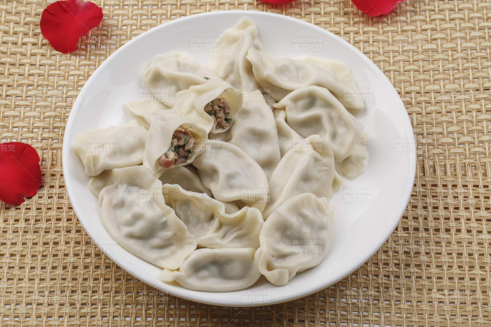 白色瓷盘装的现出锅的海鲜饺子图片