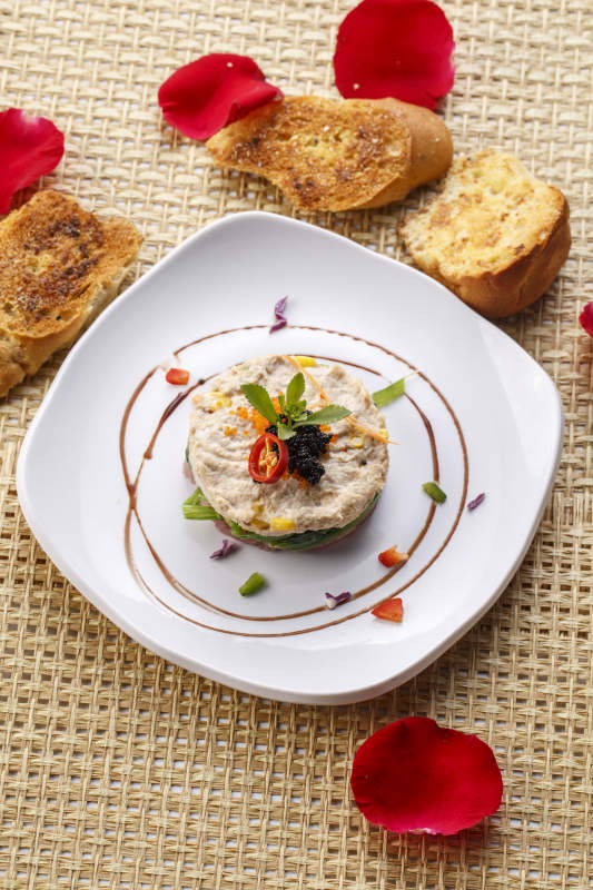 白色瓷盘装的双味儿铁板金枪鱼图片