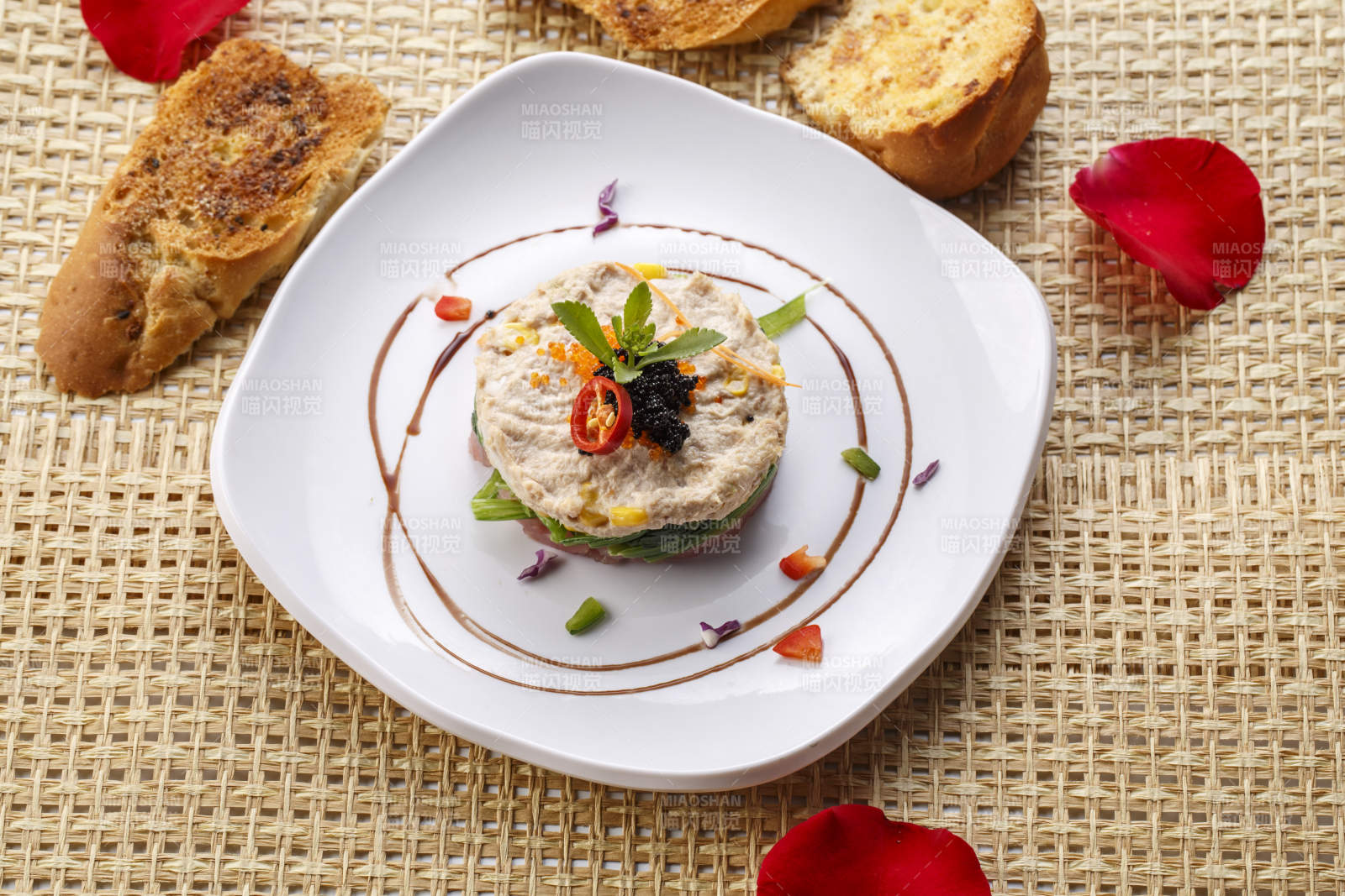 白色瓷盘装的双味儿铁板金枪鱼图片