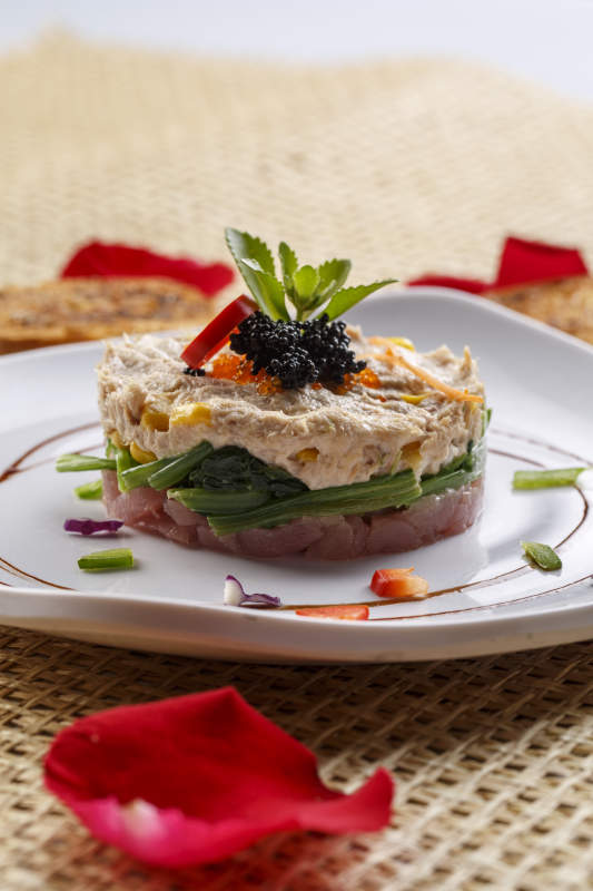 白色瓷盘装的双味儿铁板金枪鱼图片