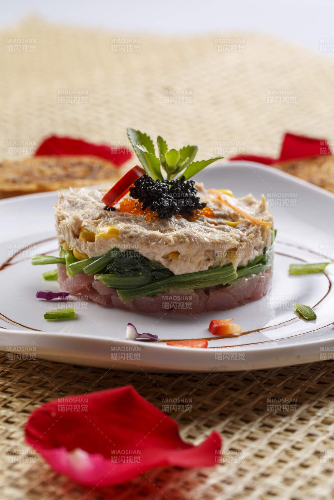 白色瓷盘装的双味儿铁板金枪鱼图片