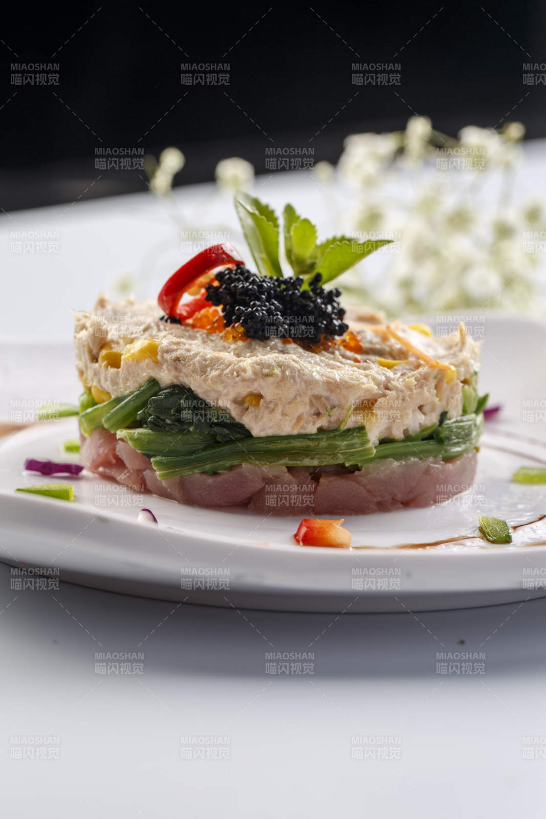 白色瓷盘装的双味儿铁板金枪鱼图片