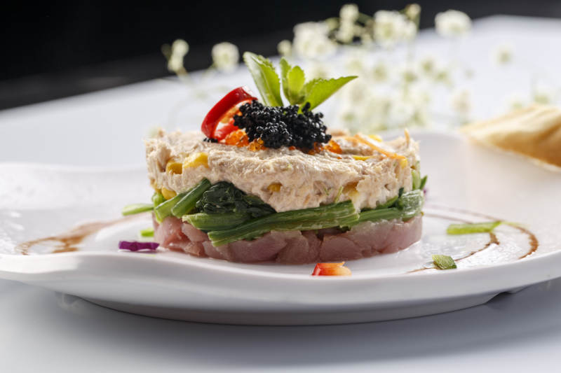 白色瓷盘装的双味儿铁板金枪鱼图片