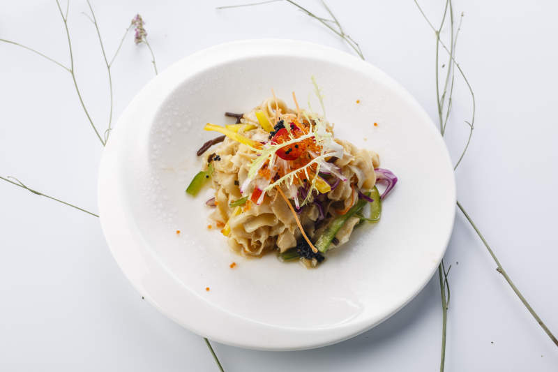 白色瓷盘装的铁板麻辣扇贝裙边图片