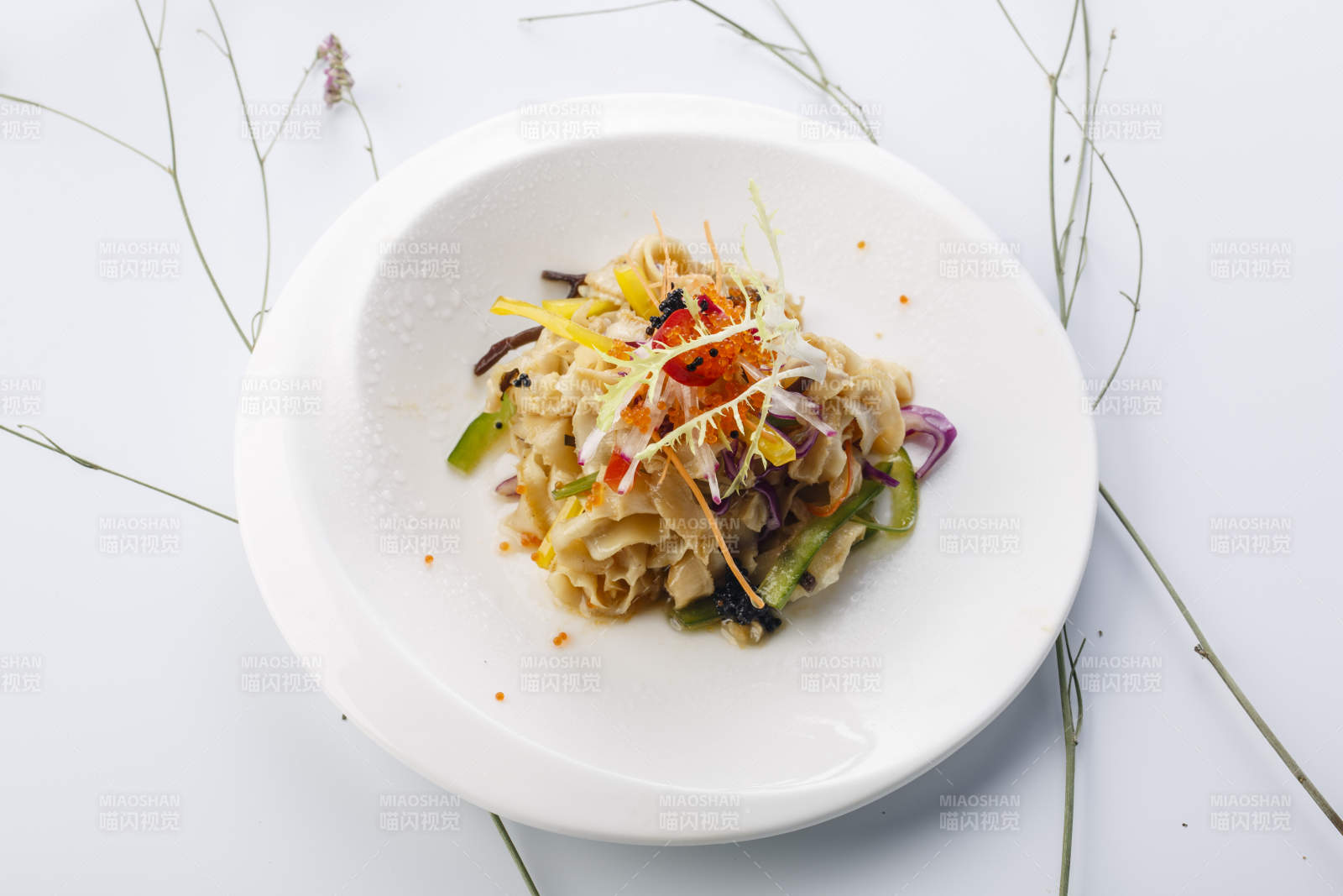 白色瓷盘装的铁板麻辣扇贝裙边图片