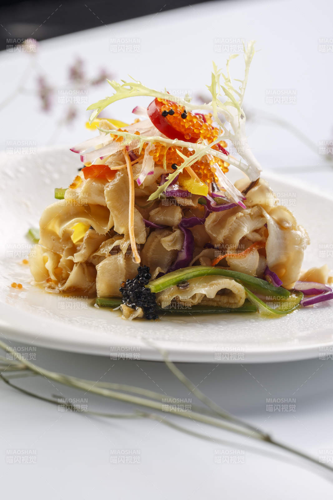 白色瓷盘装的铁板麻辣扇贝裙边图片