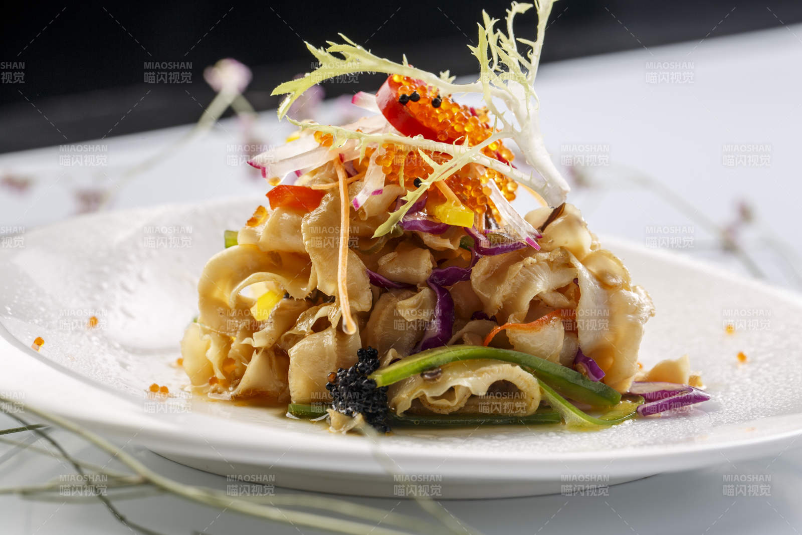 白色瓷盘装的铁板麻辣扇贝裙边图片