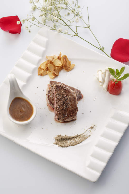 白色瓷盘装的铁板新西兰菲力牛排图片