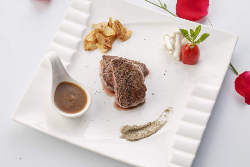 白色瓷盘装的铁板新西兰菲力牛排图片