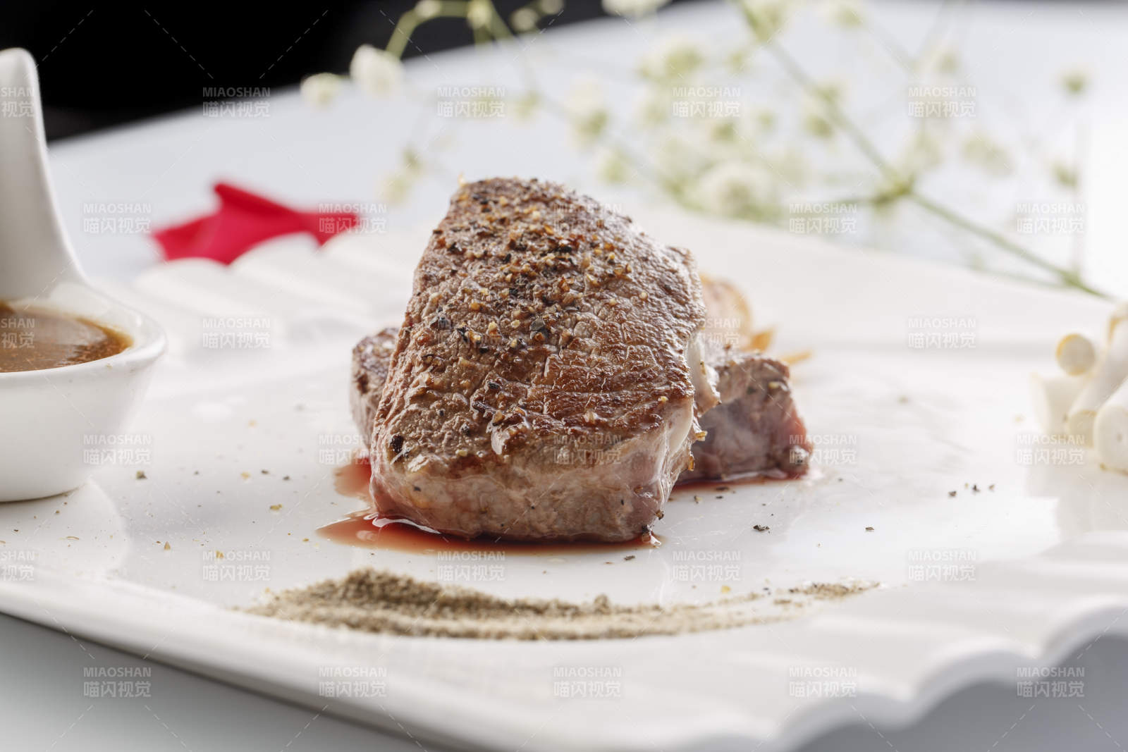 白色瓷盘装的铁板新西兰菲力牛排图片