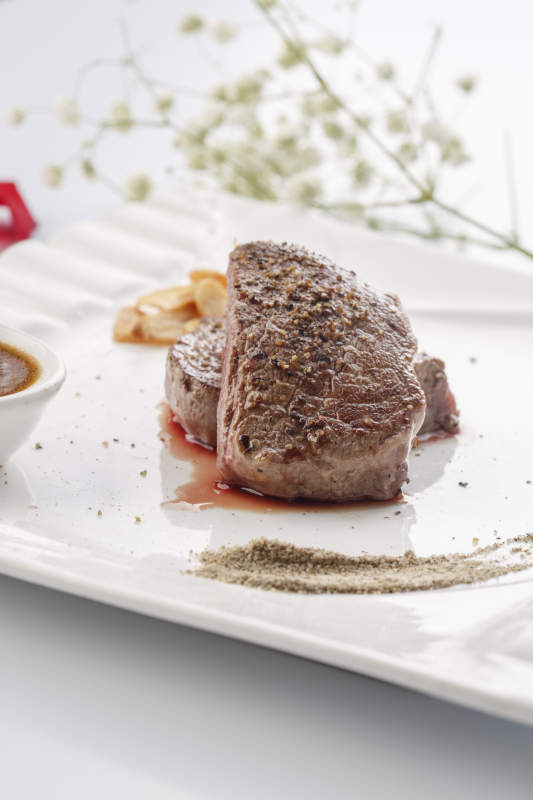 白色瓷盘装的铁板新西兰菲力牛排图片