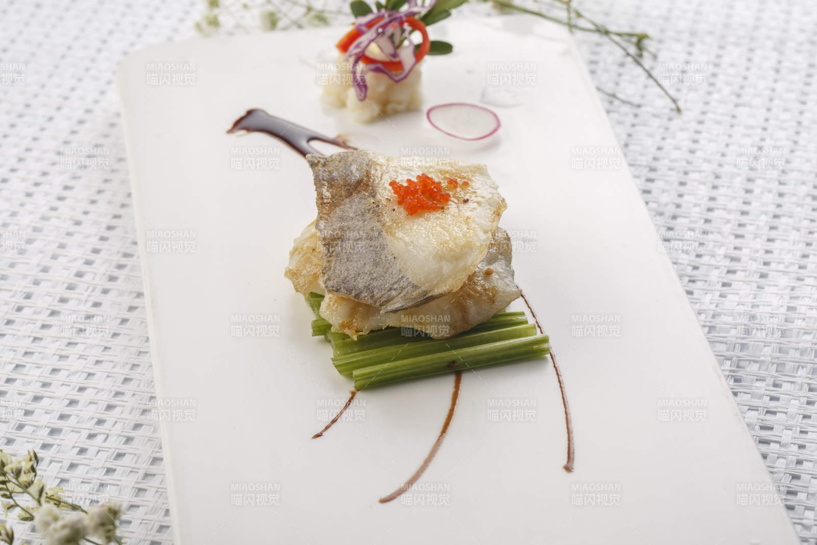 白色瓷盘装的铁板俄罗斯龙鳕鱼图片