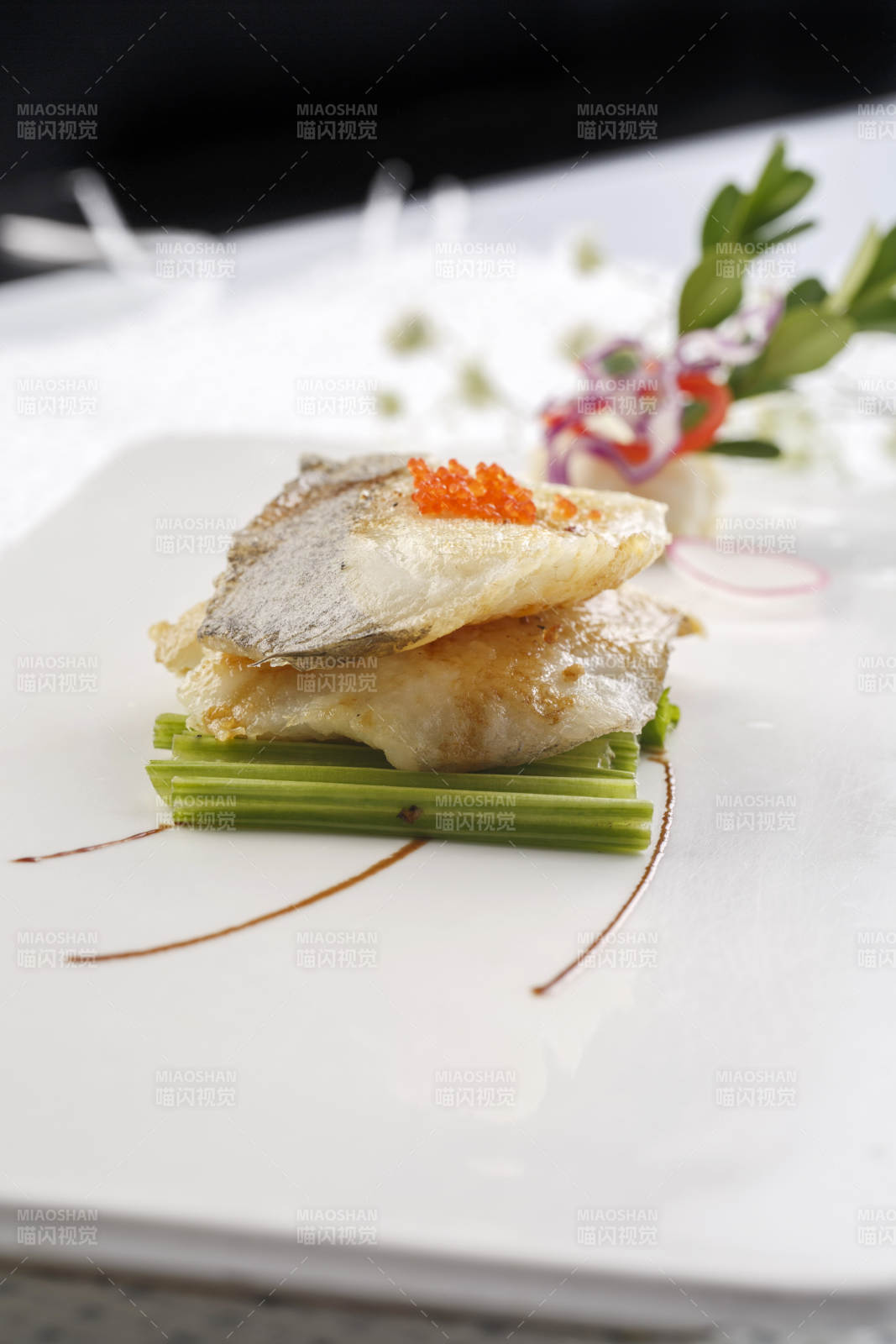 白色瓷盘装的铁板俄罗斯龙鳕鱼图片