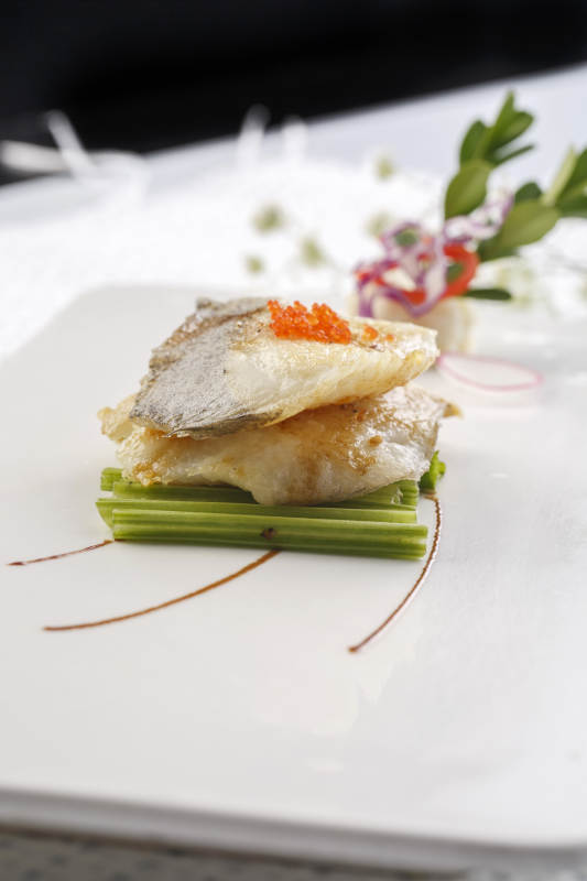 白色瓷盘装的铁板俄罗斯龙鳕鱼图片