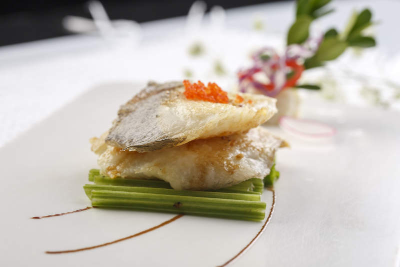 白色瓷盘装的铁板俄罗斯龙鳕鱼图片