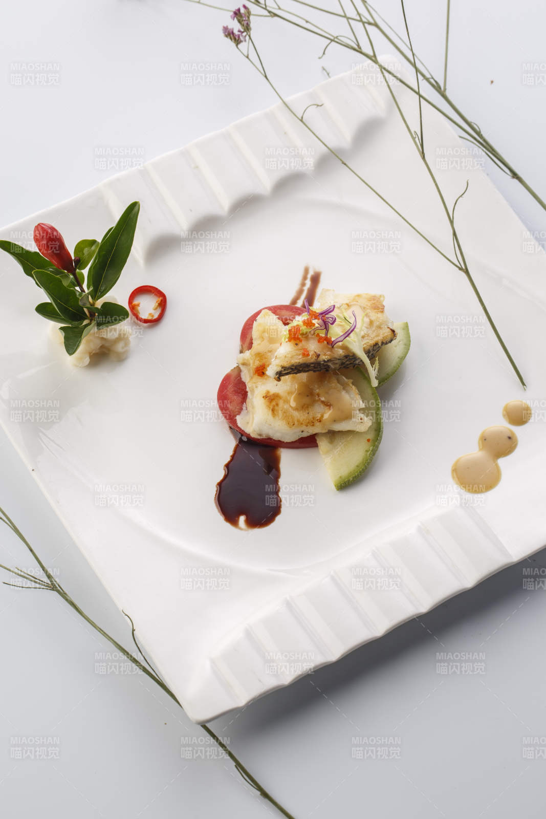 白色瓷盘装的法式香煎银鳕鱼图片