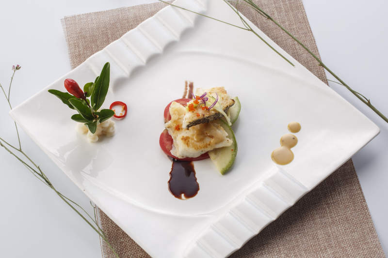 白色瓷盘装的法式香煎银鳕鱼图片