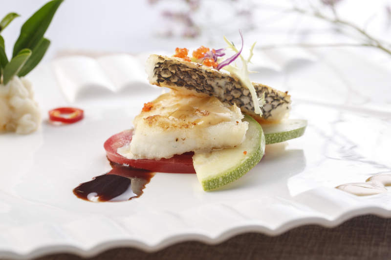 白色瓷盘装的法式香煎银鳕鱼图片