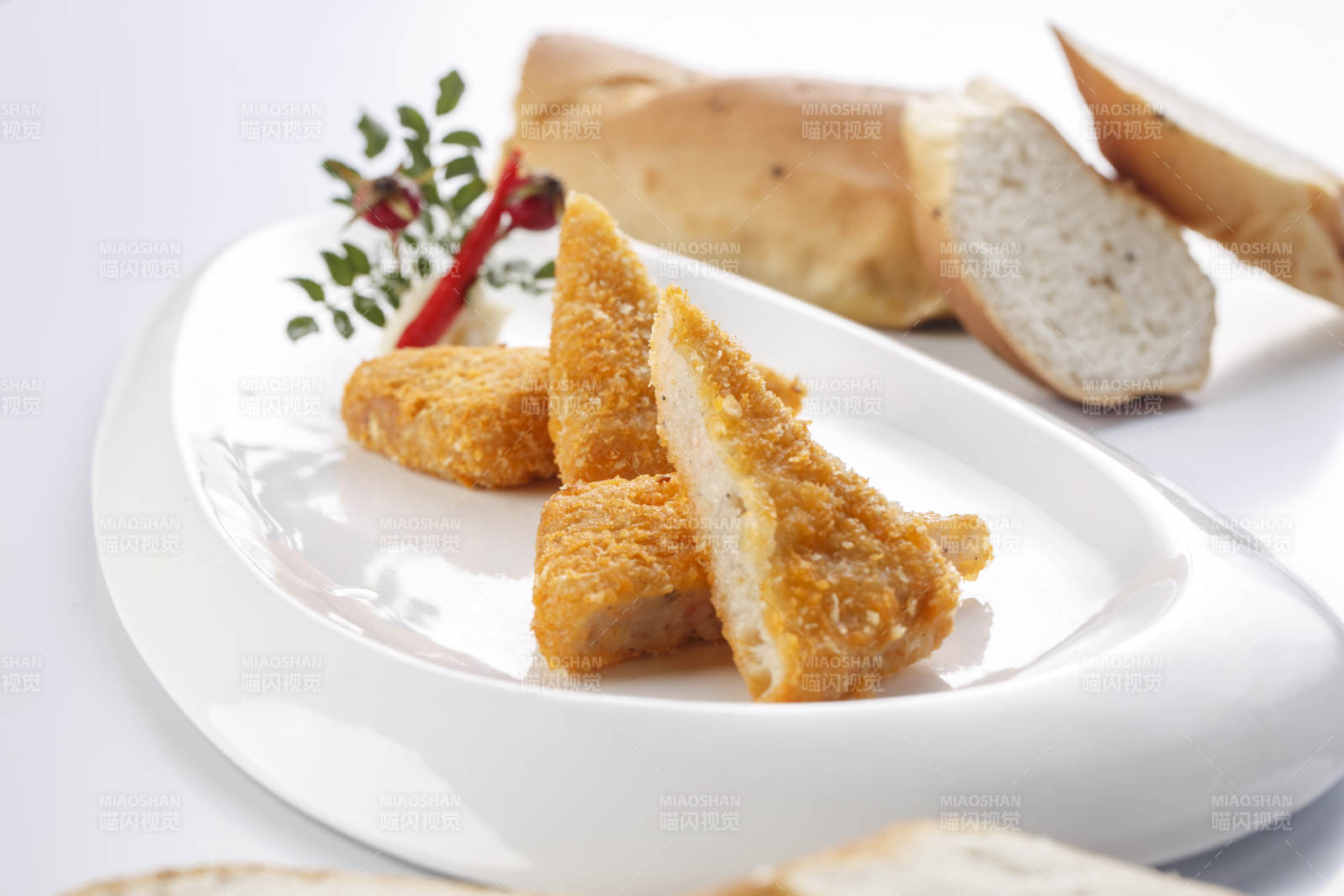 白色瓷盘装的油炸鲜虾饼切块图片