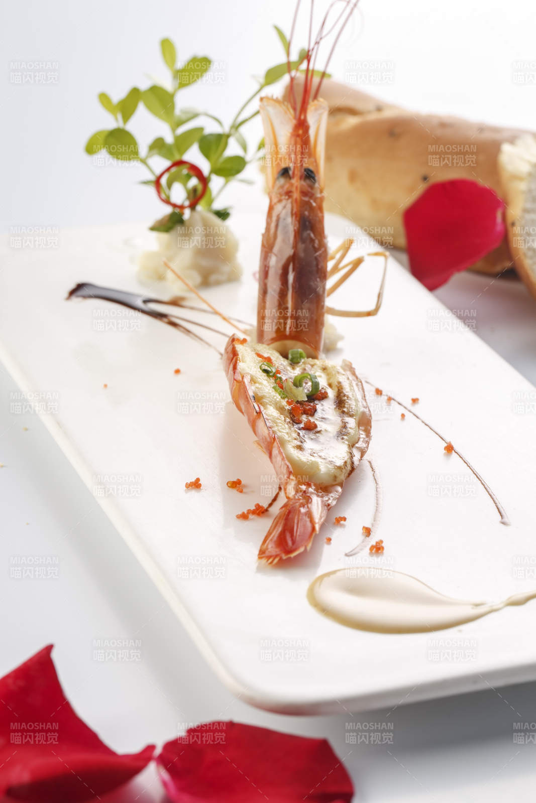白色瓷盘装的法式贴板芝士焗大虾图片