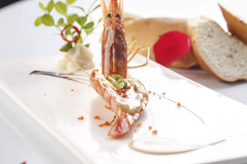 白色瓷盘装的法式贴板芝士焗大虾图片