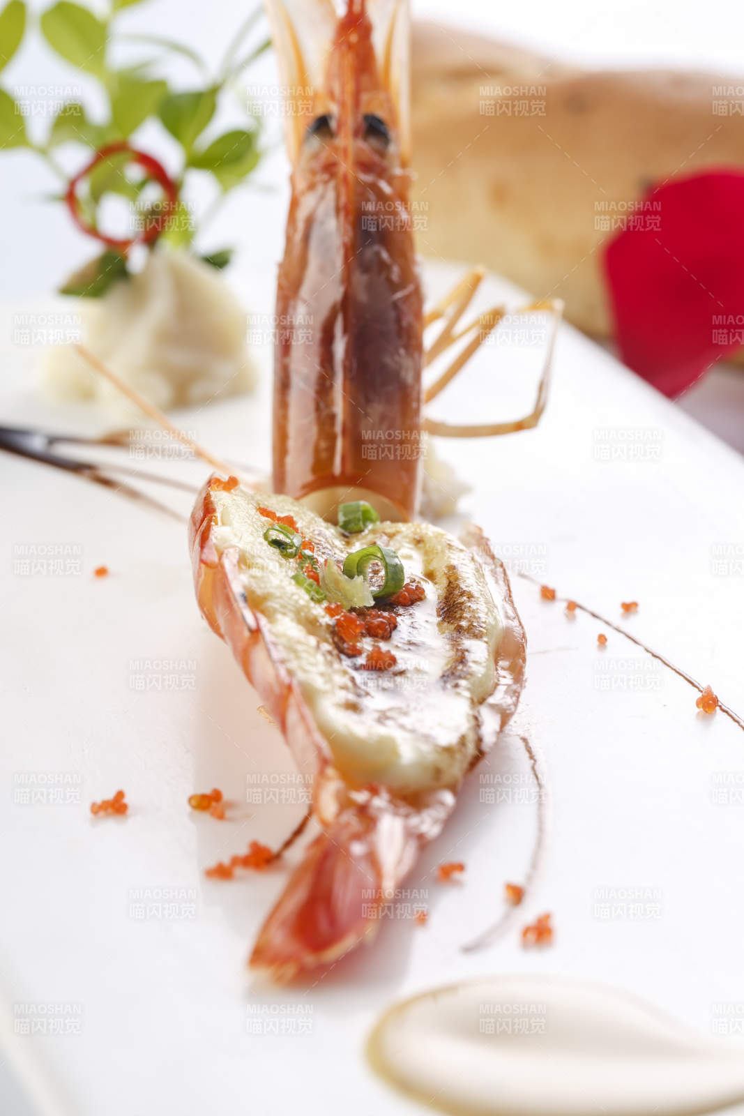 白色瓷盘装的法式贴板芝士焗大虾图片