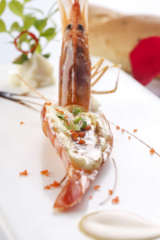 白色瓷盘装的法式贴板芝士焗大虾图片