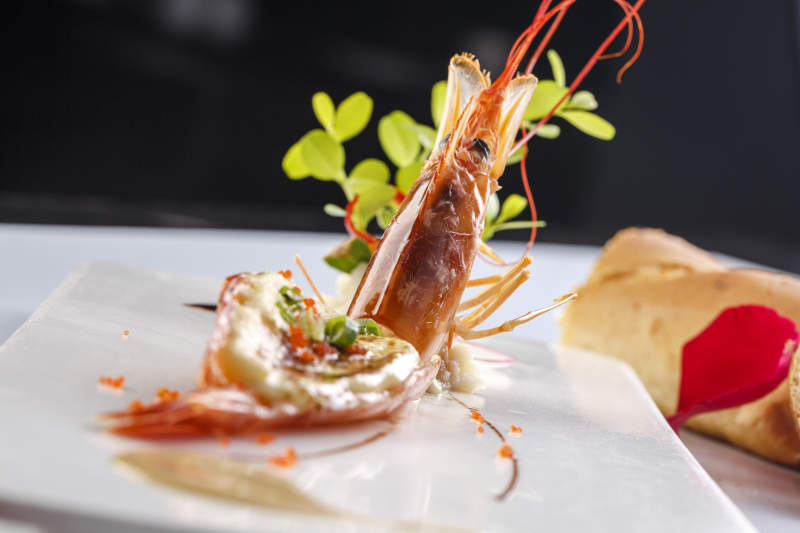 白色瓷盘装的法式贴板芝士焗大虾图片