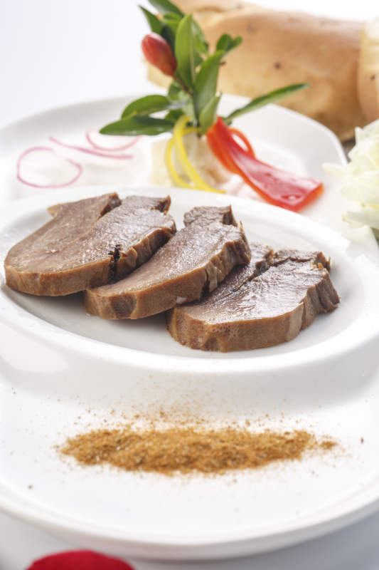 白色瓷盘装的卤味铁板酱牛舌图片