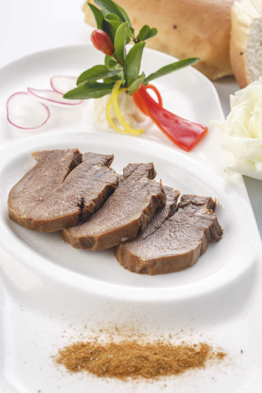 白色瓷盘装的卤味铁板酱牛舌图片