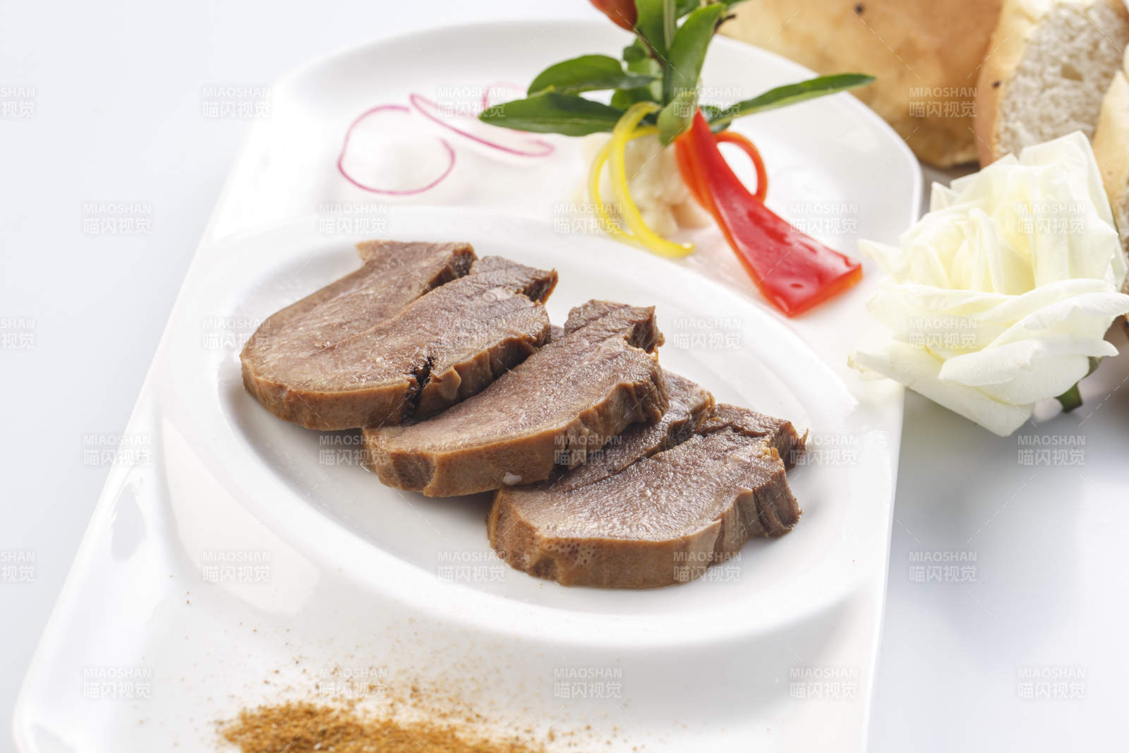 白色瓷盘装的卤味铁板酱牛舌图片