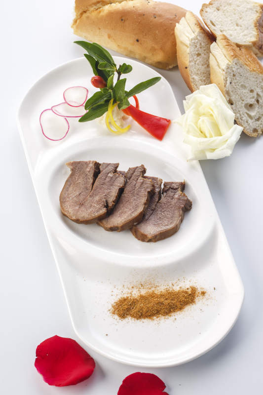 白色瓷盘装的卤味铁板酱牛舌图片