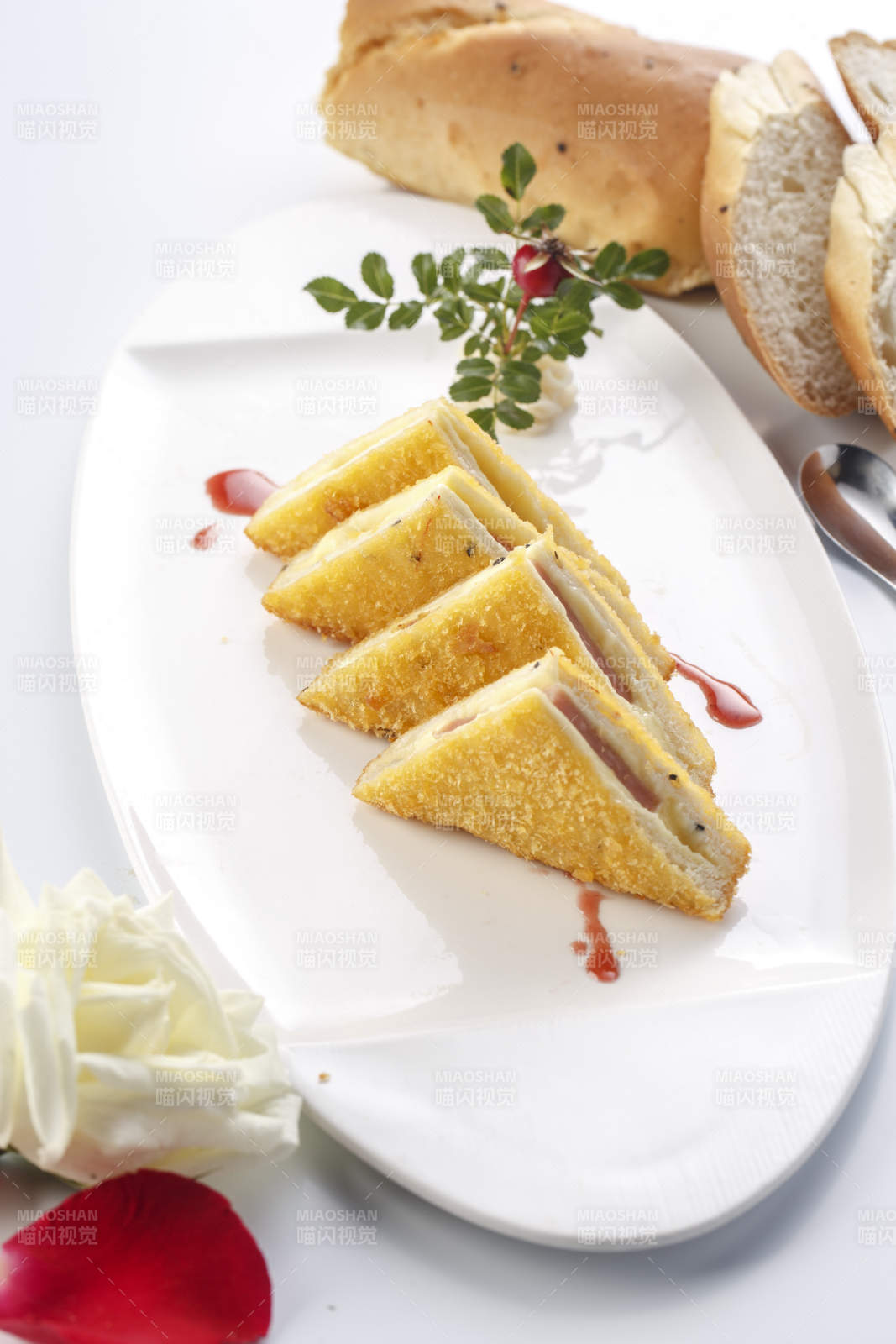 白色瓷盘装的自制早餐三明治图片