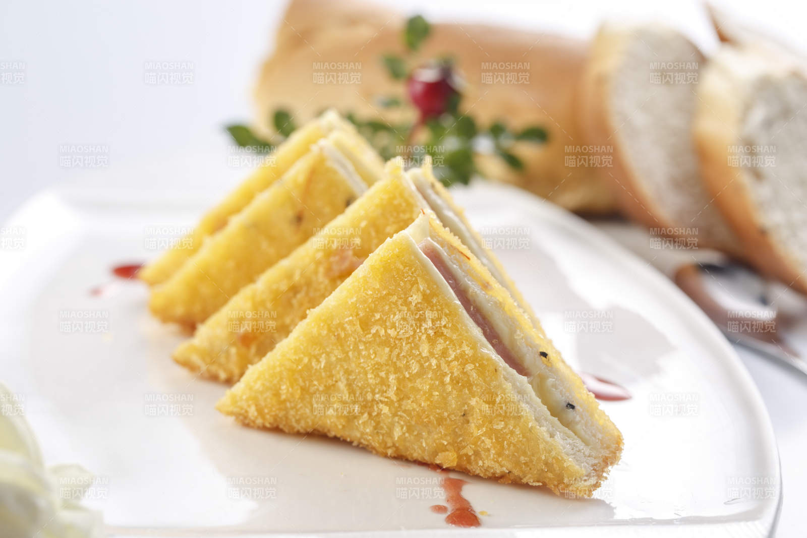 白色瓷盘装的自制早餐三明治图片