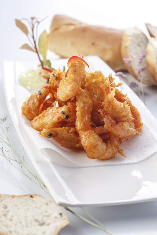 白色瓷盘装的法式铁板椒盐脆皮虾图片