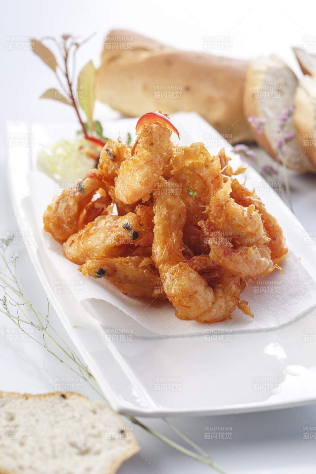 白色瓷盘装的法式铁板椒盐脆皮虾图片