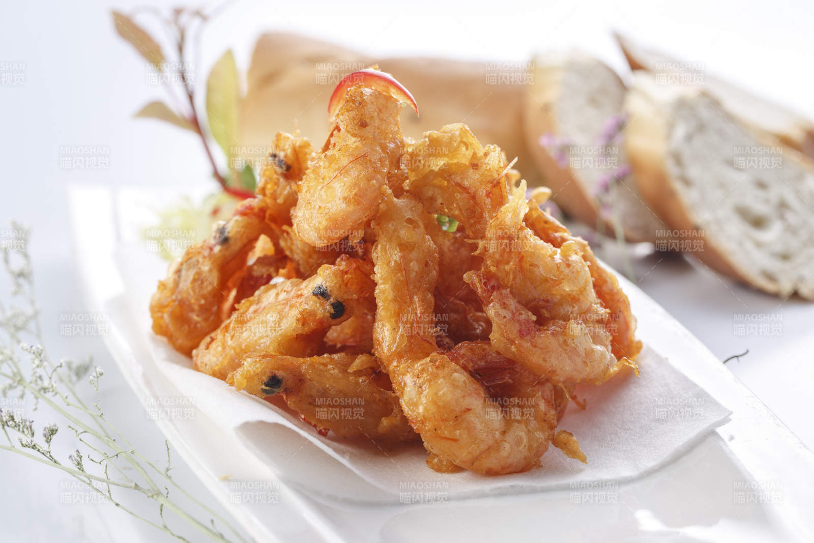 白色瓷盘装的法式铁板椒盐脆皮虾图片